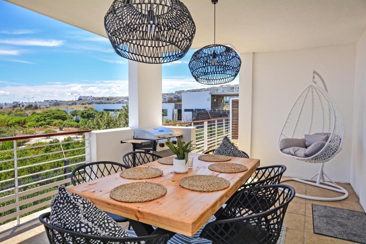 Designer Beachfront Apartment In Big Bay With Swimming Pool- 2 Bedroom, 1 Azure Le Cap Extérieur photo