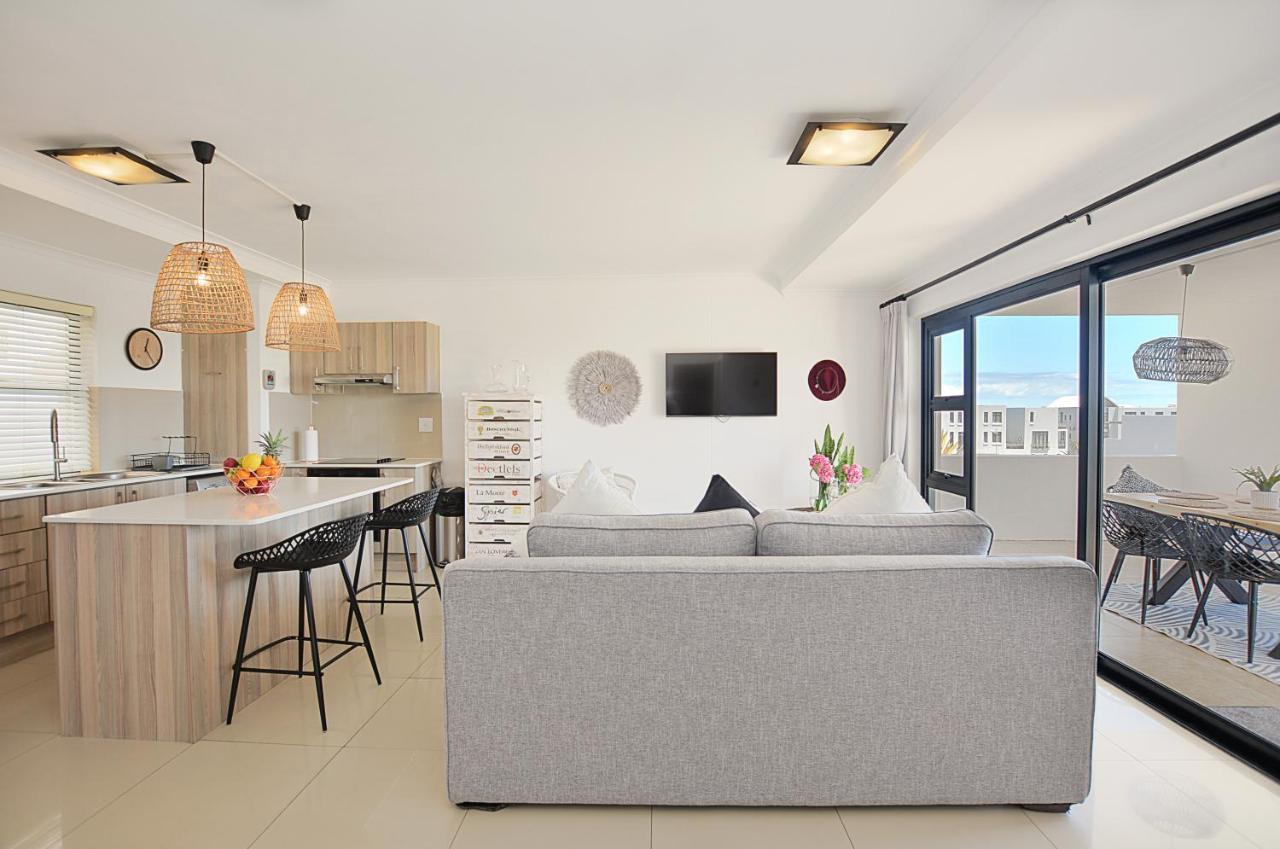 Designer Beachfront Apartment In Big Bay With Swimming Pool- 2 Bedroom, 1 Azure Le Cap Extérieur photo