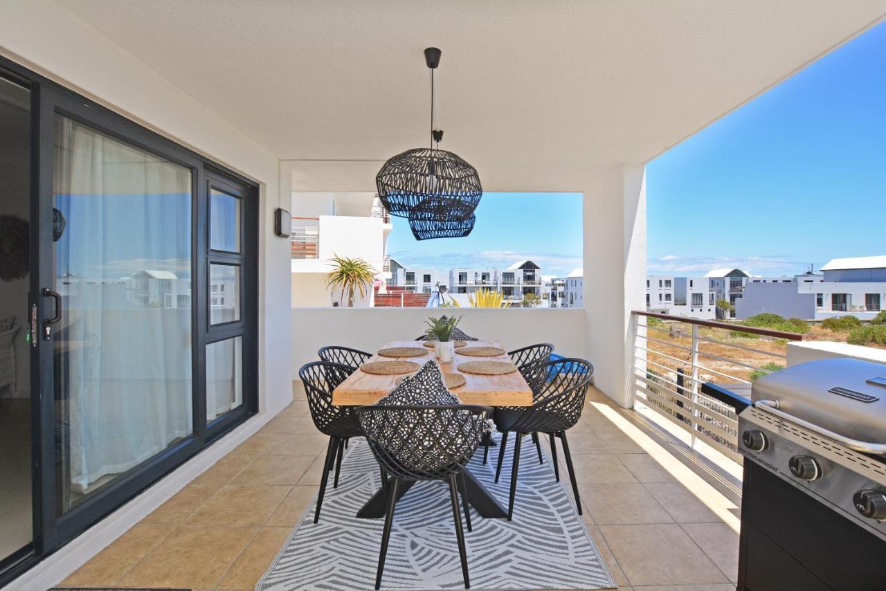 Designer Beachfront Apartment In Big Bay With Swimming Pool- 2 Bedroom, 1 Azure Le Cap Extérieur photo