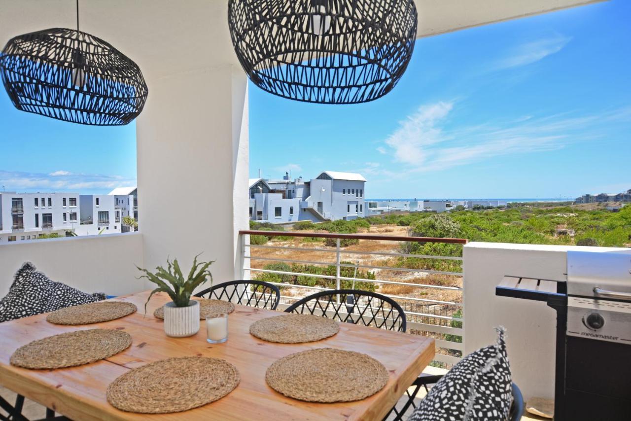 Designer Beachfront Apartment In Big Bay With Swimming Pool- 2 Bedroom, 1 Azure Le Cap Extérieur photo