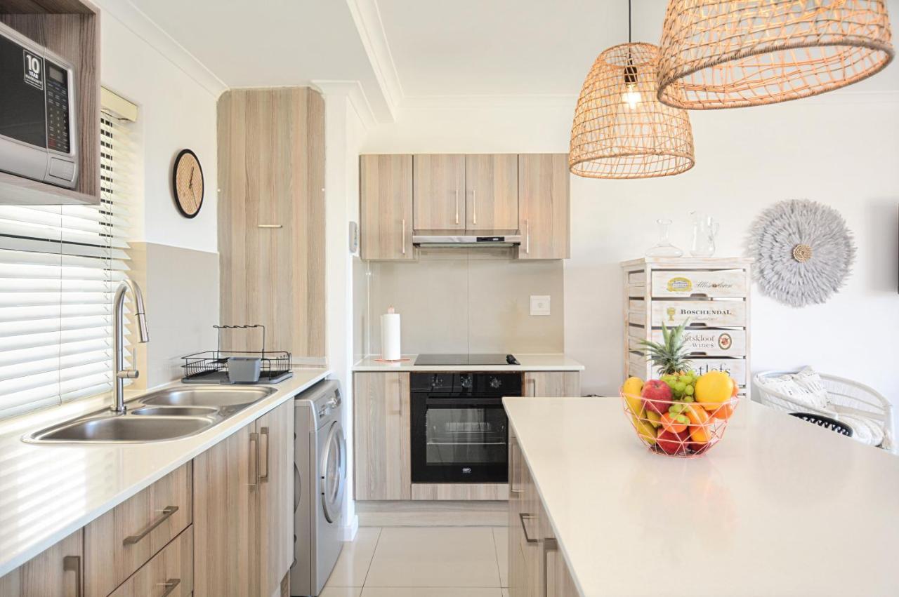 Designer Beachfront Apartment In Big Bay With Swimming Pool- 2 Bedroom, 1 Azure Le Cap Extérieur photo