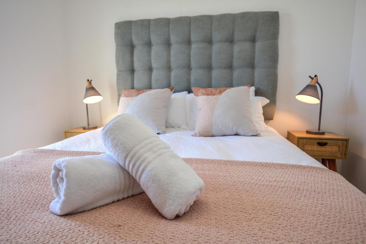 Designer Beachfront Apartment In Big Bay With Swimming Pool- 2 Bedroom, 1 Azure Le Cap Extérieur photo