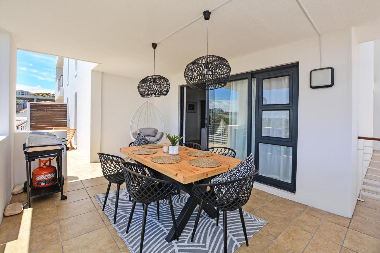 Designer Beachfront Apartment In Big Bay With Swimming Pool- 2 Bedroom, 1 Azure Le Cap Extérieur photo