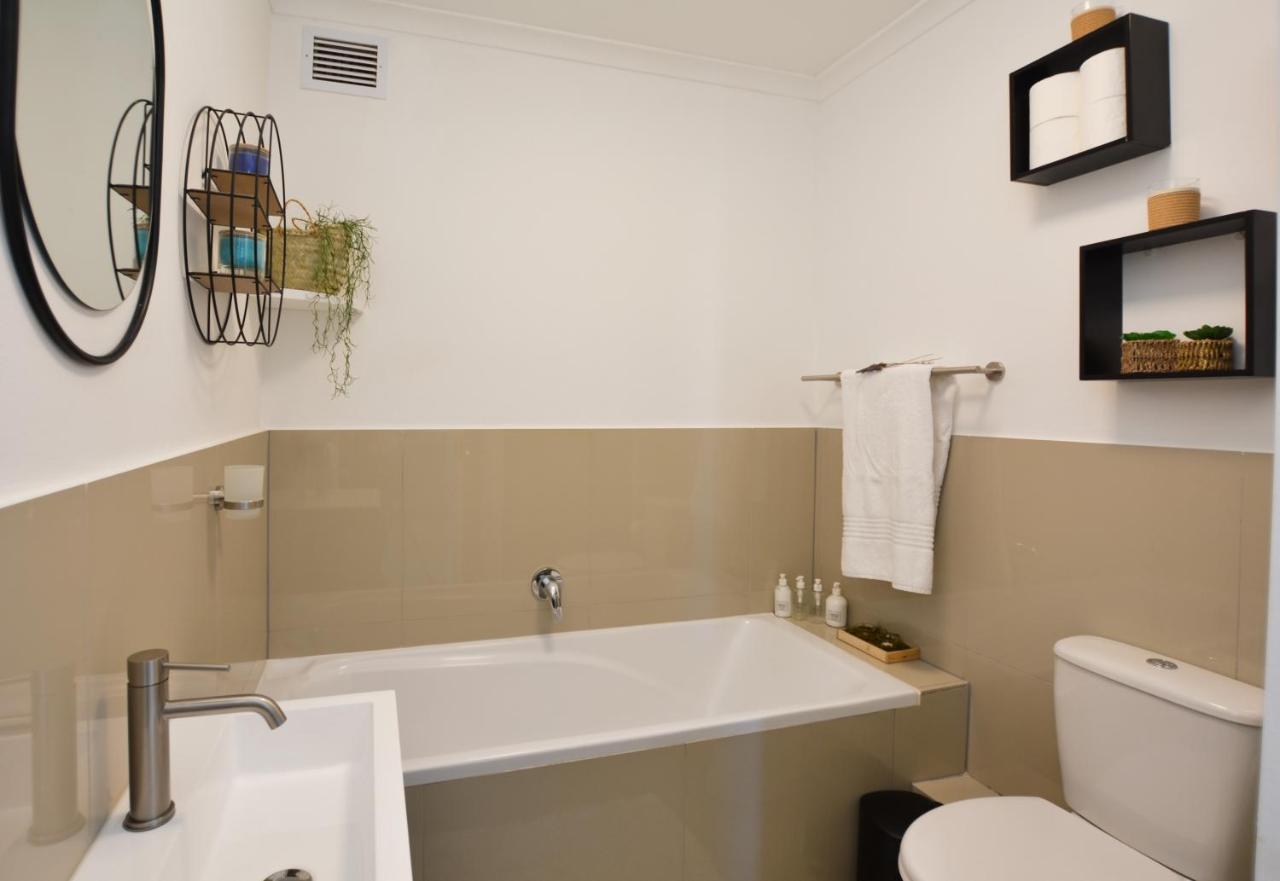 Designer Beachfront Apartment In Big Bay With Swimming Pool- 2 Bedroom, 1 Azure Le Cap Extérieur photo